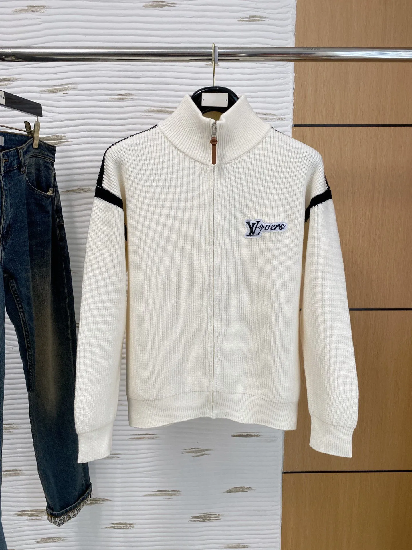 🅿️540 【LV Louis Vuitton】Autumn and winter classic cardigan sweater, in full condition! ! ! Wool blended fabric, the latest model in 2025, golden ratio! ! Slim-fitting soft gold, versatile and practical item, the combination and practicality are extremely powerful, simple and elegant, and classy! To create your own style, it is highly recommended to buy it in two colors. The standard slim fit tailoring process is suitable for both young and old men. It is knitted from wool and will not cause any discomfort! While keeping warm, it is stylish, textured and wearable, and the classic logo with contrasting colors on the chest feels in place! ! Recommended for regular customers! ! Size M-3XL (maximum wear: 190 pounds)
